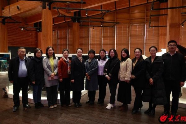 张吧策路 青岛西海岸新区红石崖街道人大工委组织代表参加园街巾帼联盟揭牌暨“红枫巾帼”品牌发布仪式