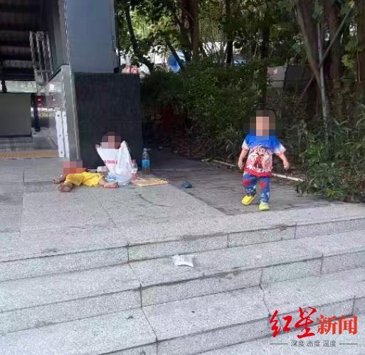 升富配资 妇联回应3孩童坐躺在地铁站口无人陪 父亲因生计所迫无奈之举